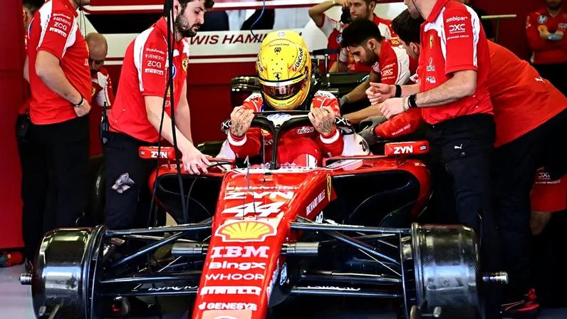 O piloto britânico Lewis Hamilton, da Ferrari, sentado no carro no primeiro dia dos testes de pré-temporada da Fórmula 1 no Bahrain International Circuit, em Sakhir, em 11 de fevereiro de 2026. (Foto: Giuseppe CACACE/AFP)