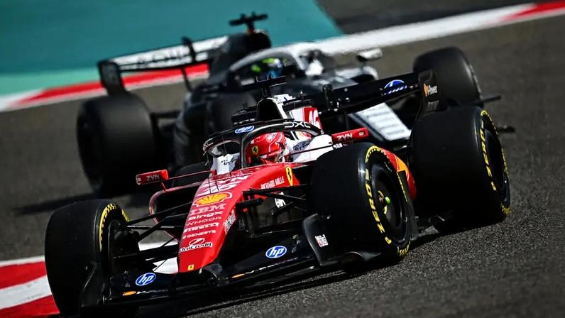 O monegasco Charles Leclerc, da Ferrari, pilota no segundo dia de testes de pré-temporada da Fórmula 1 no Circuito Internacional do Bahrein, em Sakhir, em 12 de fevereiro de 2026. (Foto: Giuseppe Cacace/AFP)