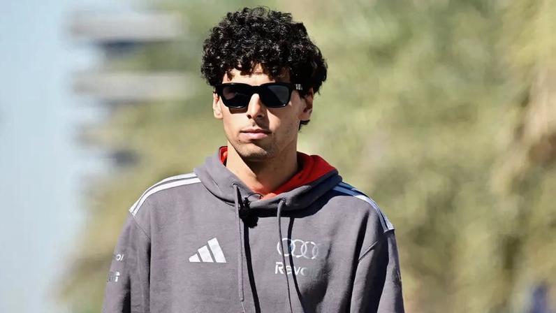 O brasileiro da Audi Gabriel Bortoleto caminha pelo paddock no primeiro dia do segundo teste de pré-temporada da Fórmula 1 no Circuito Internacional do Bahrein, em Sakhir, em 18 de fevereiro de 2026 (Foto: Giuseppe cacace/afp)