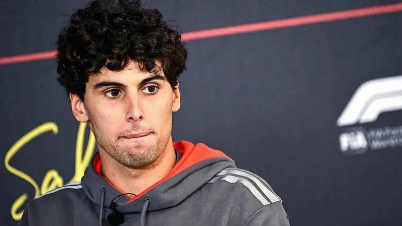 O brasileiro da Audi Gabriel Bortoleto participa de coletiva no primeiro dia do segundo teste de pré-temporada da Fórmula 1 no Circuito Internacional do Bahrein, em Sakhir, em 18 de fevereiro de 2026 (Foto: Giuseppe cacace/afp)