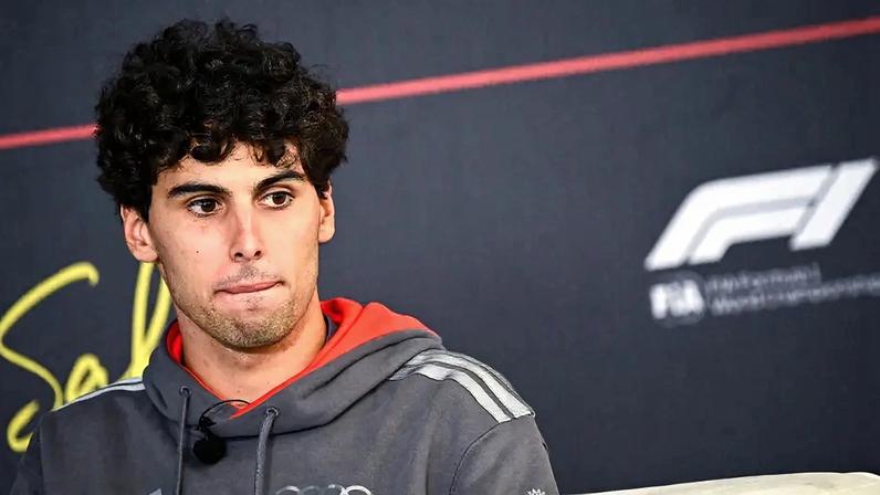 O brasileiro da Audi Gabriel Bortoleto caminha pelo paddock no primeiro dia do segundo teste de pré-temporada da Fórmula 1 no Circuito Internacional do Bahrein, em Sakhir, em 18 de fevereiro de 2026 (Foto: Giuseppe cacace/afp)