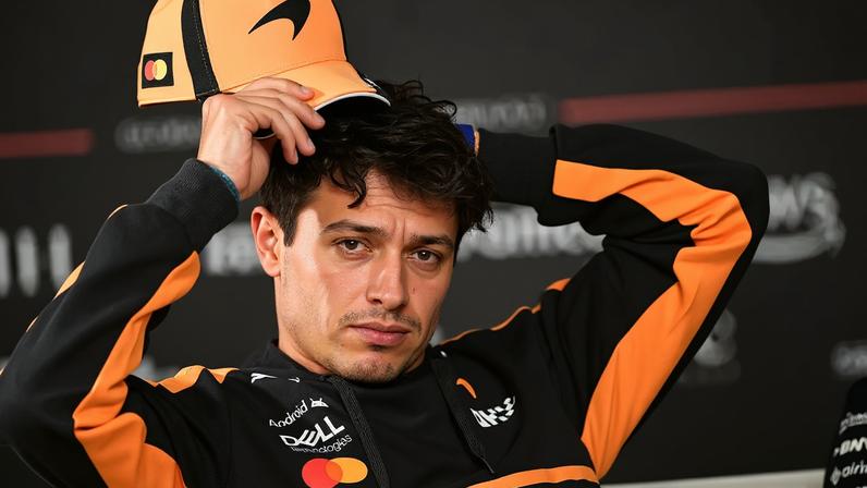 O piloto britânico da McLaren, Lando Norris, participa de coletiva no segundo dia dos testes de pré-temporada da Fórmula 1 no Bahrein, em Sakhir, em 19 de fevereiro de 2026 (Foto: Giuseppe Cacace/ AFP)