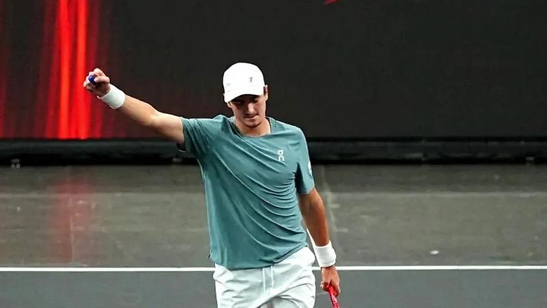 João Fonseca vence o primeiro set e avança à segunda rodada em Indian Wells