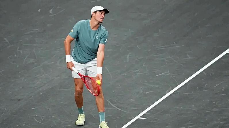 João Fonseca saca na vitória sobre o americano Reilly Opelka no MGM Slam, em Las Vegas (Foto: Chris Unger /AFP)