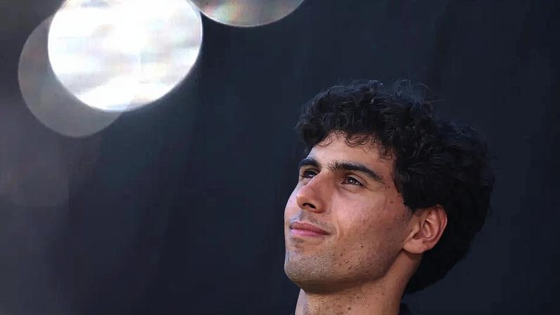 Gabriel Bortoleto posa para retrato antes do GP da Austrália de Fórmula 1 no Albert Park, em Melbourne (Foto: Martin Keep/AFP)
