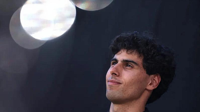 Gabriel Bortoleto posa para retrato antes do GP da Austrália de Fórmula 1 no Albert Park, em Melbourne (Foto: Martin Keep/AFP)