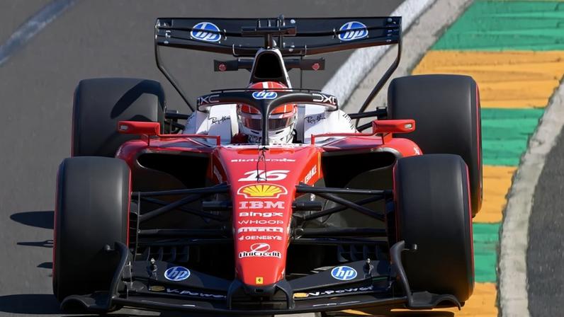 Charles Leclerc é líder do primeiro treino livre da F1 2026, no GP da Austrália (Foto: William West/ AFP)