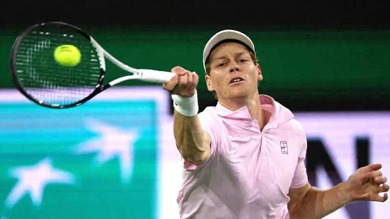 Sinner em uma das vitórias no Masters 1000 de Indian Wells (Foto: Harry How/AFP)