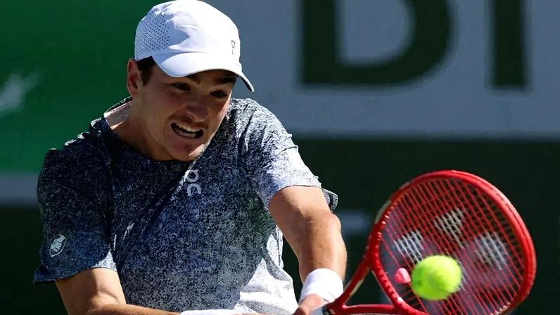 João Fonseca na vitória sobre Karen Khachanov em Indian Wells (Foto: Harry How /AFP)