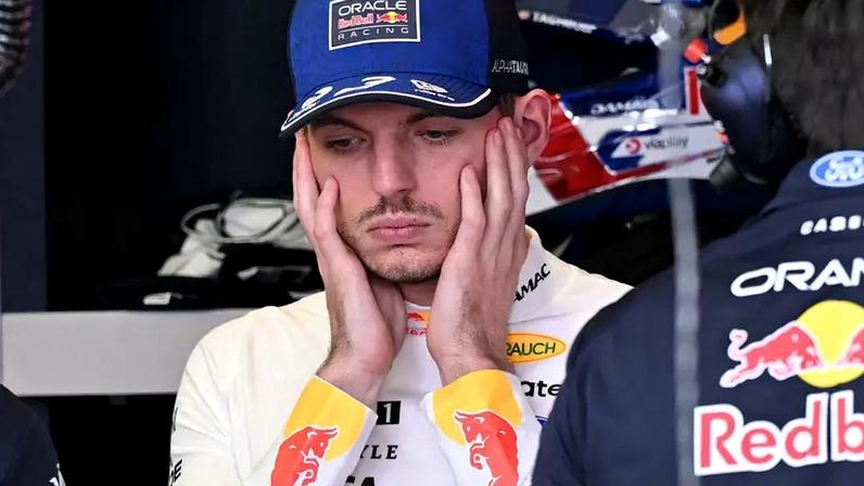 Max Verstappen nos boxes durante GP da Austrália de Fórmula 1 (Foto: William West/AFP)