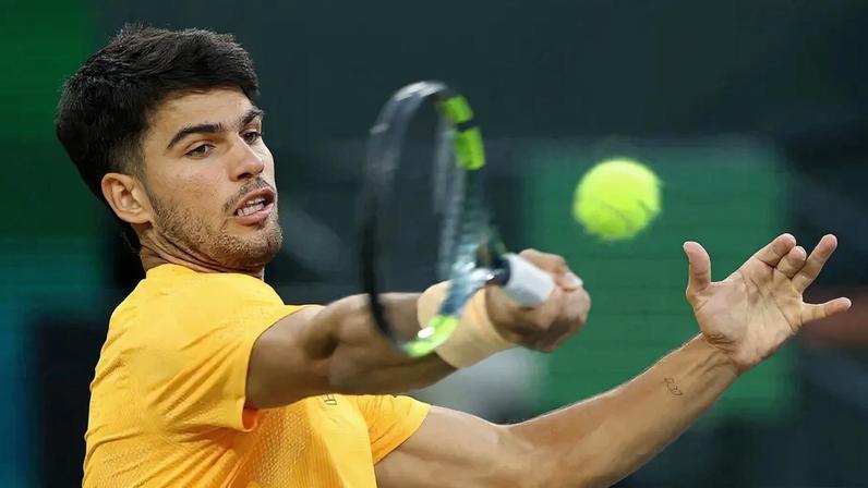 Carlos Alcaraz na vitória sobre o búlgaro Grigor Dimitrov em Indian Wells (Foto: Clive Brunskill/AFP)