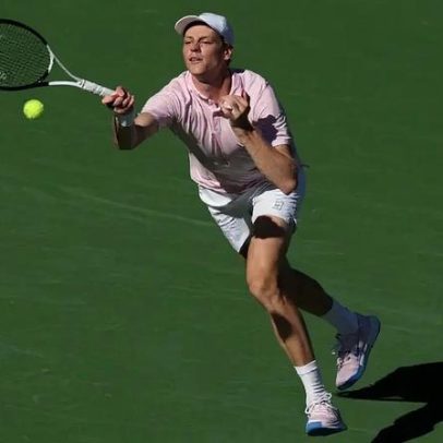 Sinner vence tiebreak após sequência de cinco pontos contra João Fonseca