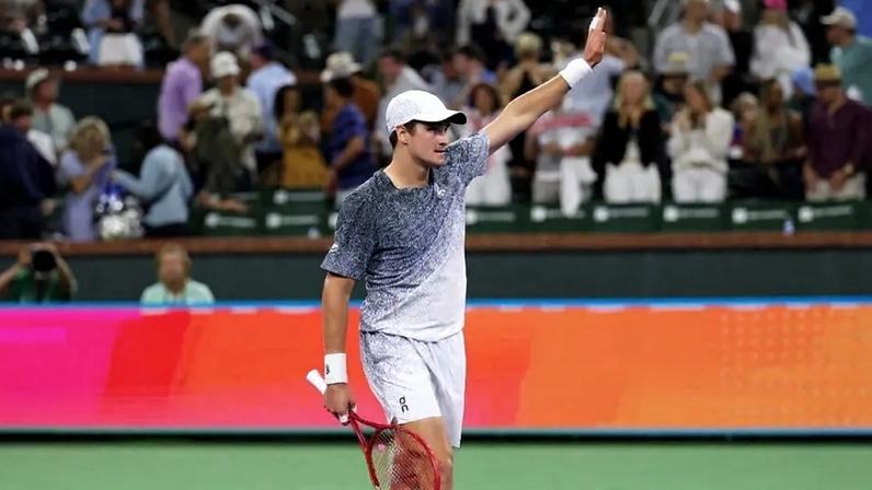 João Fonseca celebra ponto na vitória sobre o americano Tommy Paul em Indian Wells (Foto: Clive Brunskill/AFP)