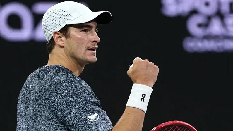 João Fonseca celebra ponto na vitória sobre o americano Tommy Paul em Indian Wells (Foto: Clive Brunskill/AFP)