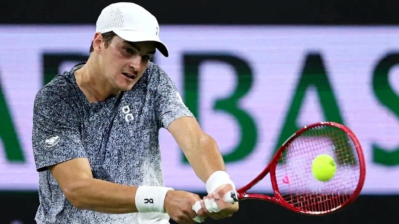 João Fonseca na vitória sobre o americano Tommy Paul em Indian Wells (Foto: Clive Brunskill/AFP)