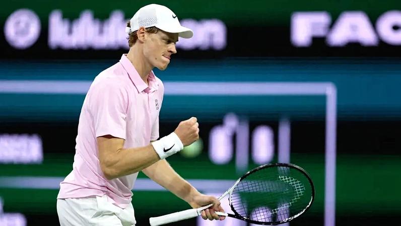 Jannik Sinner comemora ponto na vitória sobre o brasileiro João Fonseca (Foto: Clive Brunskill/AFP)