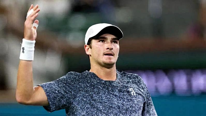 João Fonseca na derrota para o italiano Jannik Sinner no Masters 1000 de Indian Wells (Foto: Clive Brunskill/AFP )