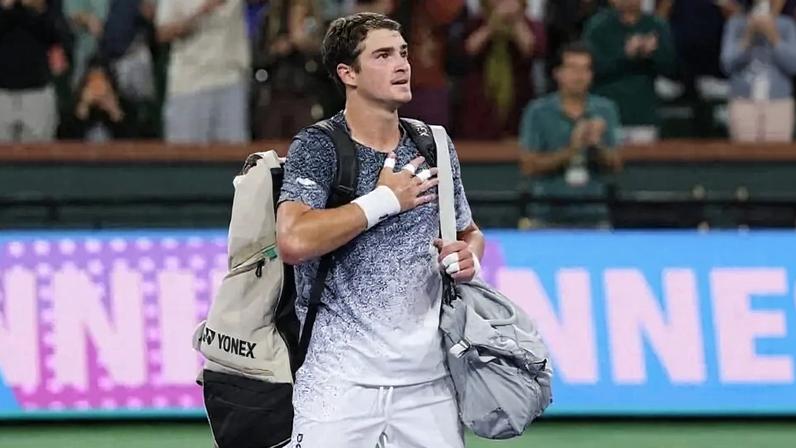 João Fonseca agradece o carinho do público após a derrota para Jannik Sinner em Indian Wells (Foto: CLIVE BRUNSKILL/AFP)