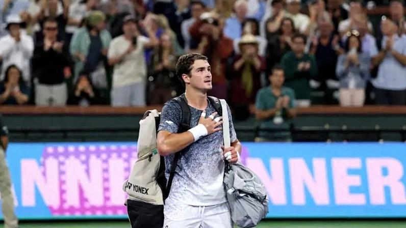 João Fonseca agradece o carinho do público na derrota para Jannik Sinner em Indian Wells (Foto: Clive Brunskill/AFP)