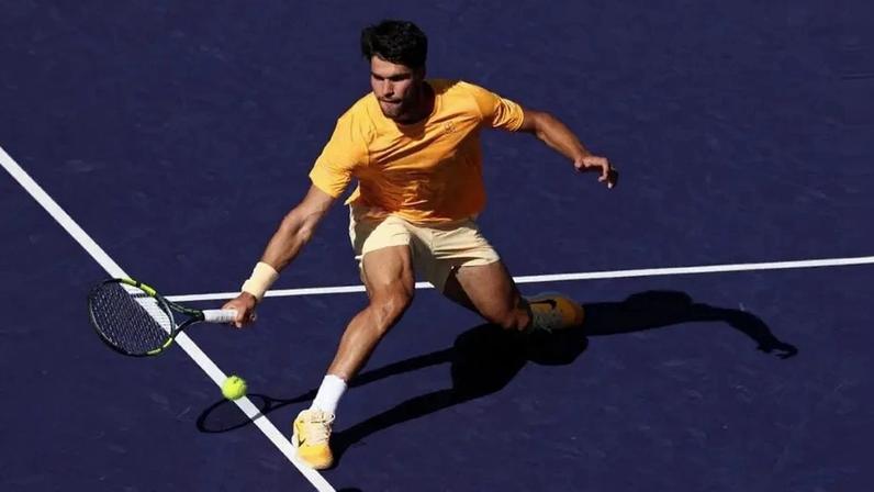 Carlos Alcaraz na vitória sobre o norueguês Casper Ruud em Indian Wells (Foto: Clive Brunskill/AFP )