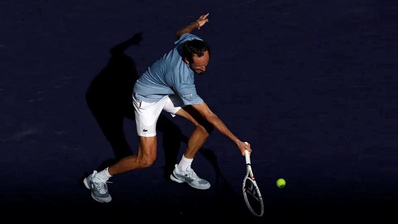 Daniil Medvedev em ação no Masters 1000 de Indian Wells (Foto: Matthew Stockman/Getty Images)