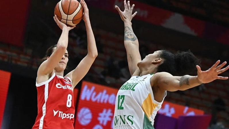 Damiris na marcação na partida entre Brasil e República Tcheca no Pré-Mundial de Basquete (Foto: CN-STR / AFP)