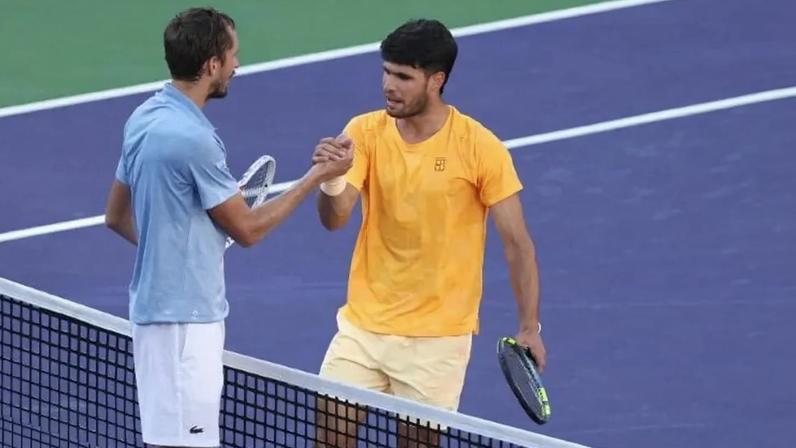 Carlos Alcaraz cumprimenta Daniil Medvedev após a derrota em Indian Wells (Foto: Matthew Stockman/AFP)