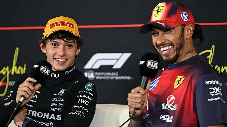 Kimi Antonelli e Lewis Hamilton participam de coletiva após o GP da China de Fórmula 1 (Foto: Jade Gao/AFP)