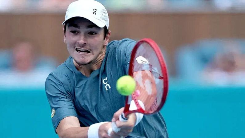 João Fonseca na vitória sobre o húngaro Fabian Marozsan em Miami (Foto: Matthew Stockman/AFP)