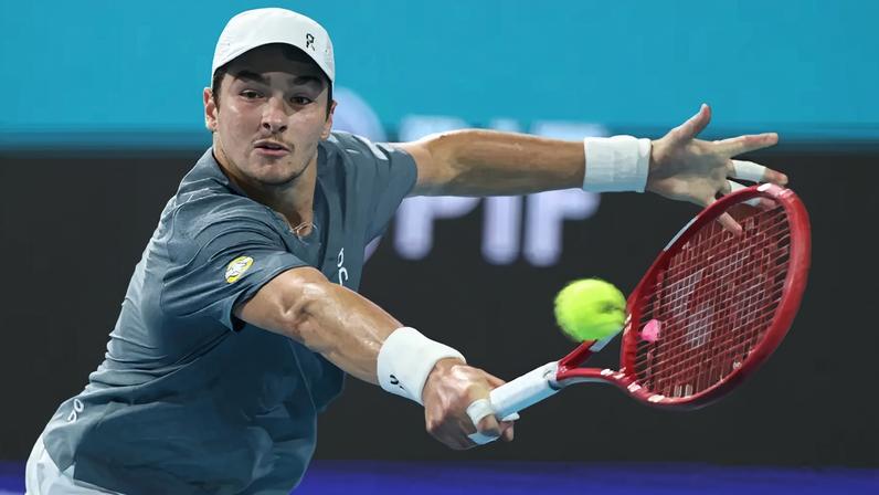 João Fonseca durante partida contra o número 1 do mundo, Carlos Alcaraz, no Masters 1000 de Miami 2026 (Foto: Al Bello/Getty Images via AFP)