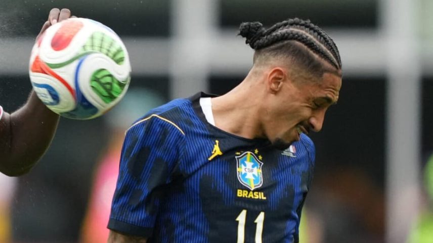 Raphinha e Upamecano em Brasil x França (Foto: MICHAEL OWENS / GETTY IMAGES NORTH AMERICA / GETTY IMAGES VIA AFP)