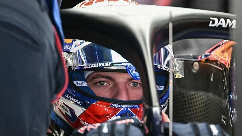 Max Verstappen em preparação para o Treino Livre 1, no GP do Japão 2026 (Foto: Philip Fong/AFP)