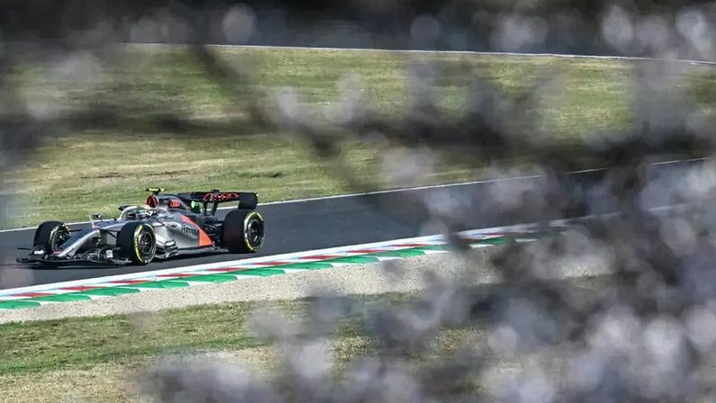 Gabriel Bortoleto recuperando suas voltas no Treino Livre 2 no GP do Japão 2026 (Foto: Andrew Caballero-Reynolds/AFP)