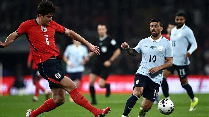 Maguire e Arrascaeta em Inglaterra e Uruguai (Foto: Henry NICHOLLS / AFP)