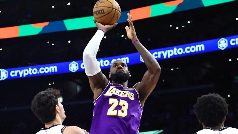 eBron James, do Los Angeles Lakers, arremessa sobre Ben Saraf, do Brooklyn Nets, na Crypto.com Arena. (Foto: Kevin terrell/getty images north america/getty images via afp)