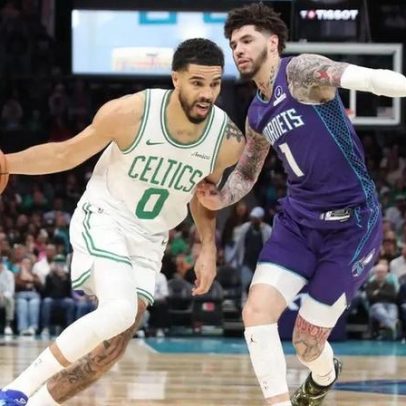 Tatum brilha e Celtics derrotam Hornets e avançam aos playoffs