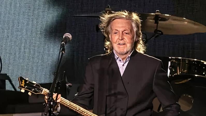 Paul McCartney durante show da turnê "Got Back" no Brasil
