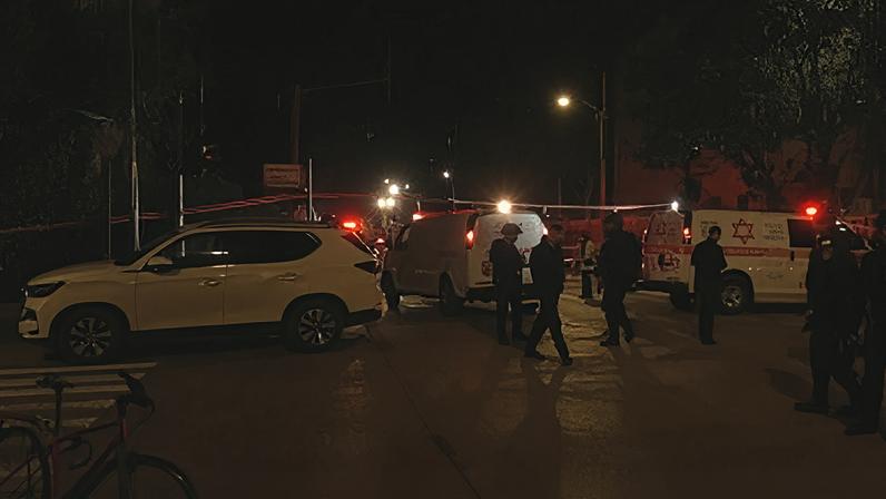Equipes de emergência e ambulância são mobilizadas em Tel Aviv após nova onda de ataques, em 27 de março de 2026.
