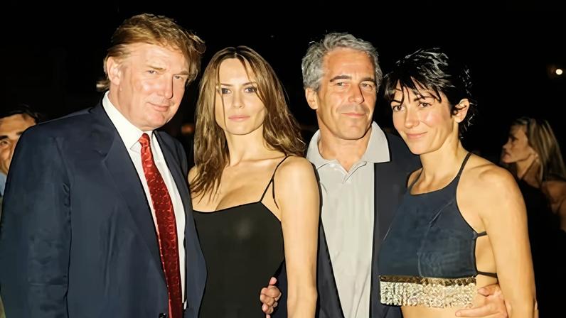 El presidente de Estados Unidos, Donald Trump, junto al financiero acusado de explotación sexual Jeffrey Epstein, en febrero de 2000.