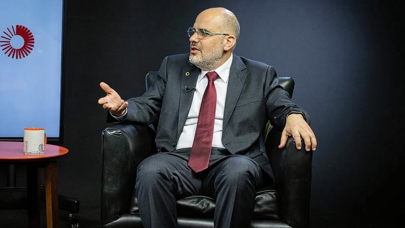 Na imagem, o presidente da EBC, Andre Basbaum, de 45 anos, na sede do Poder360, em Brasília