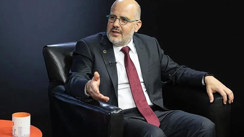 Na imagem, o presidente da EBC, Andre Basbaum, de 45 anos, em entrevista gravada no estúdio do Poder360, em Brasília