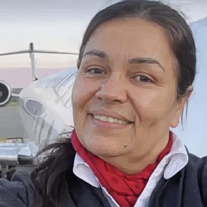 Comissária sobrevive após queda de 100 m de avião em Nova York