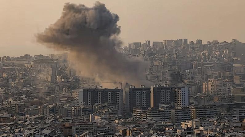 Una columna de humo cubre los suburbios del sur de la capital libanesa, Beirut, tras los ataques israelíes durante la escalada bélica con Hezbolá este jueves.
