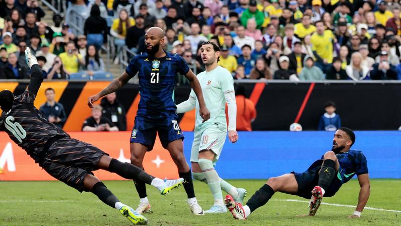 Zagueiro Bremer marcou o gol de honra na derrota da seleção para a França