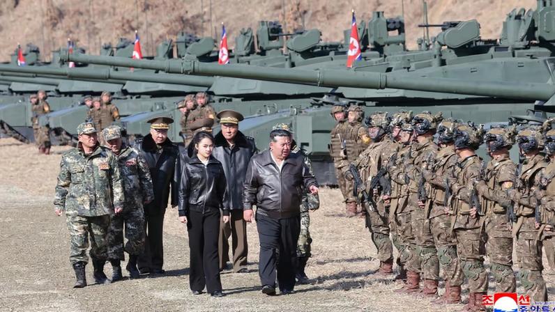 Kim Ju Ae participa de treinamento militar ao lado do pai, Kim Jong-un