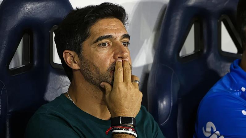 Abel Ferreira, no banco de reservas do Palmeiras (Foto: Vinicius Nunes/Gazeta Press)