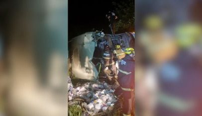 Ônibus que transportava universitários se envolve em acidente; motorista morre