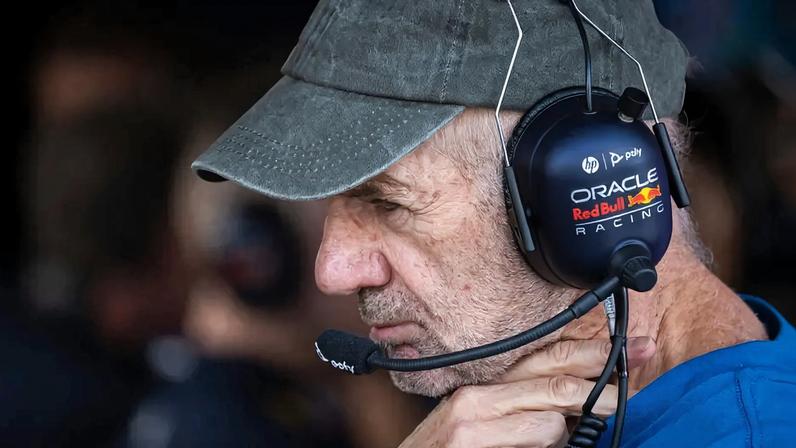 Adrian Newey quando trabalhava na RedBull (Foto: Andrej ISAKOVIC / AFP)