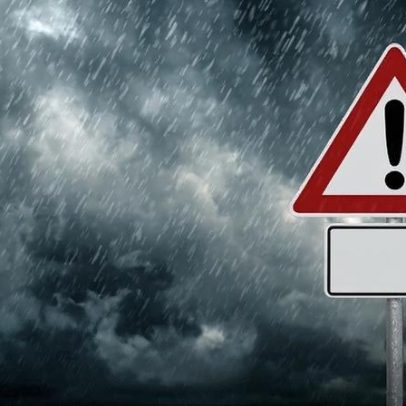 Frente fria provoca chuva forte, queda de temperatura e mar agitado