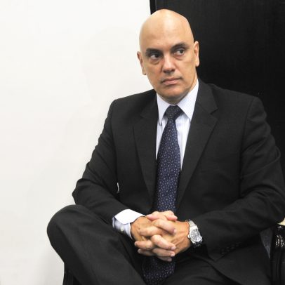 Moraes orienta PGR a analisar se arma de Bolsonaro configura falta grave